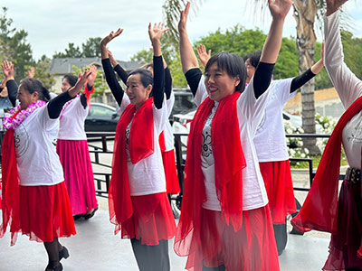 阳光女人奇乐舞团母親節在老人中心演出