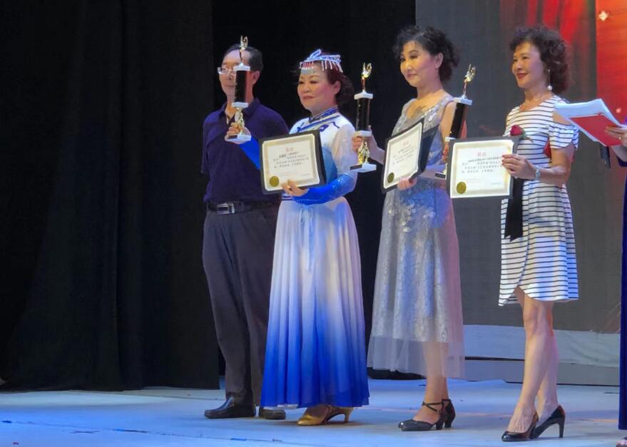 团体第二名 蒙古舞《游牧時光》获奖者代表在台上领奖
