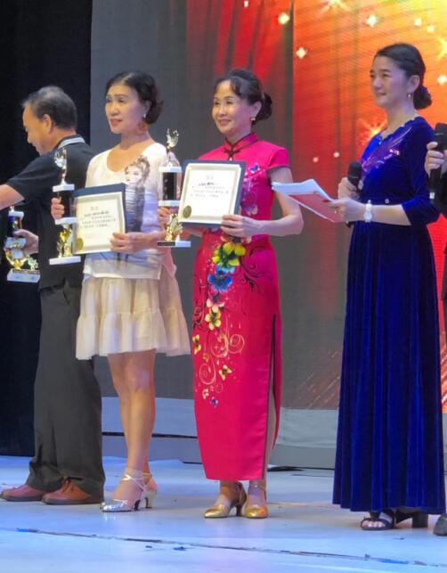 团体三等奖 旗袍舞《旗袍美人》获奖者代表在台上领奖